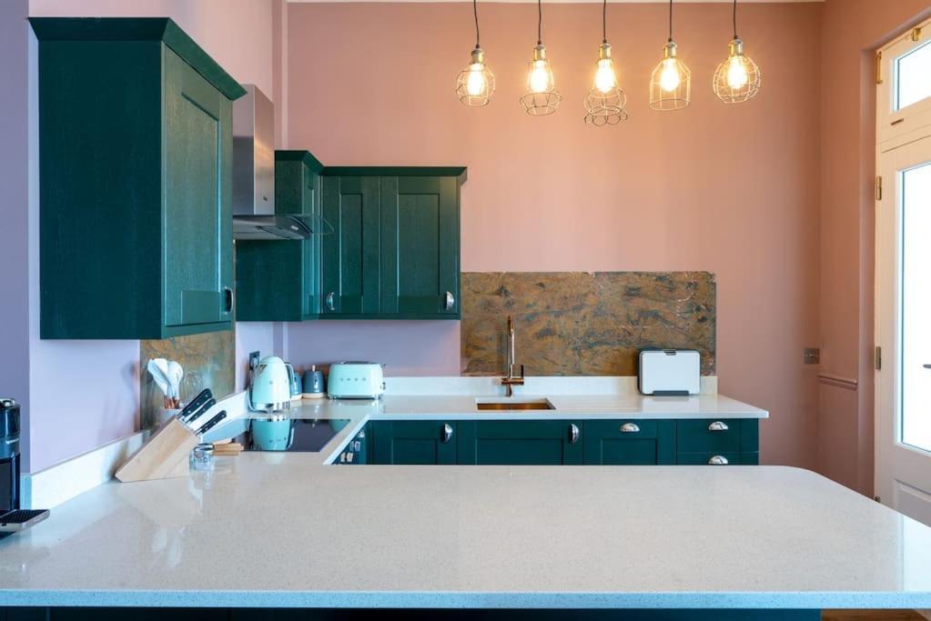 Stylish Beachfront Apartment, Sweeping Ocean Views And Luxury Touches Herne Bay Exterior photo